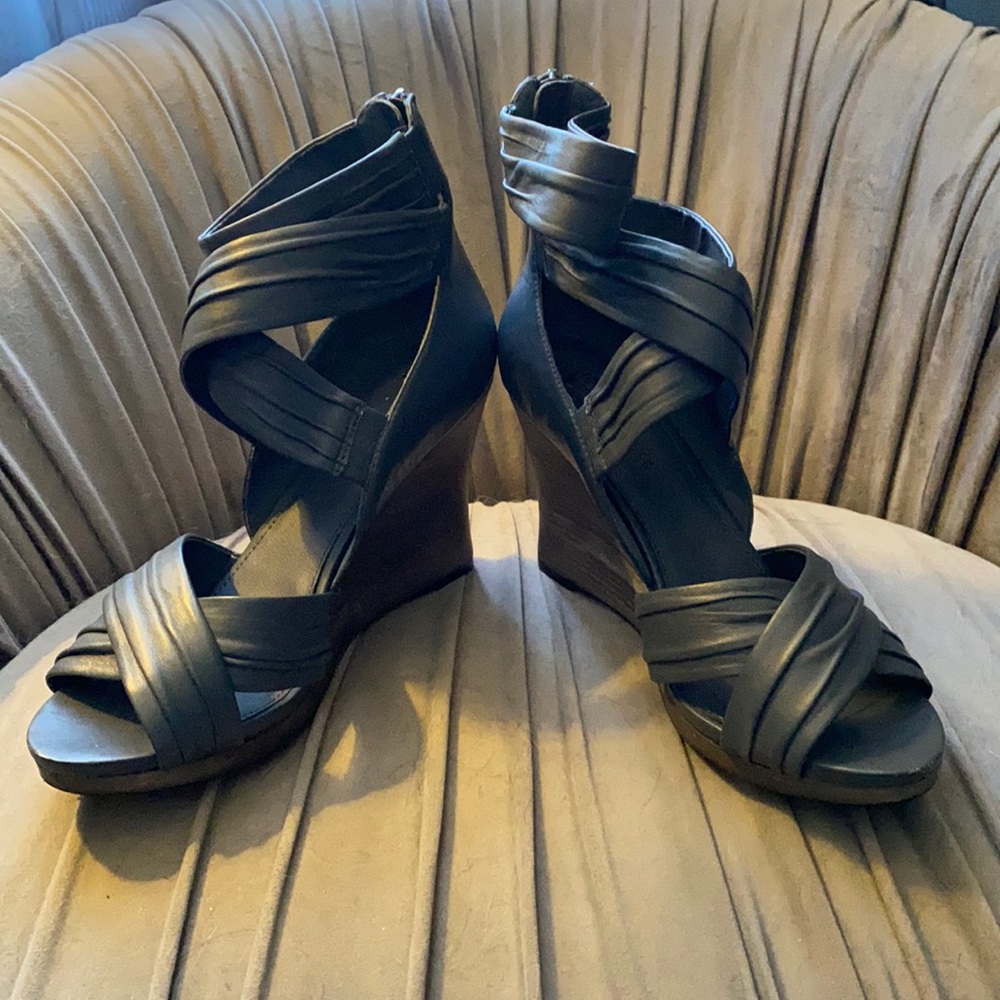 B, Makowsky NWOT Size 11 grey leather sandal with back zipper.